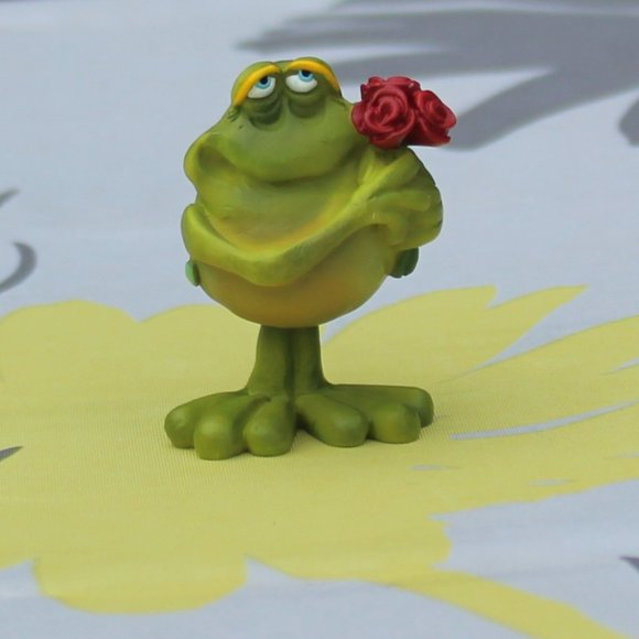 Vintage Douglas Frog Holding Flower Bouquet Figurine. Excellent condition. - Picture 1 of 6